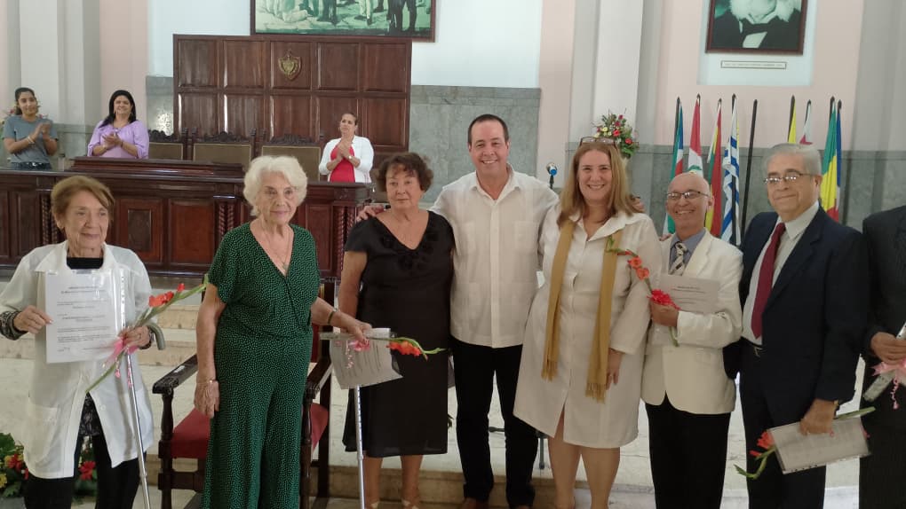 Rinden homenaje a educadores y profesionales de la salud pública cubana