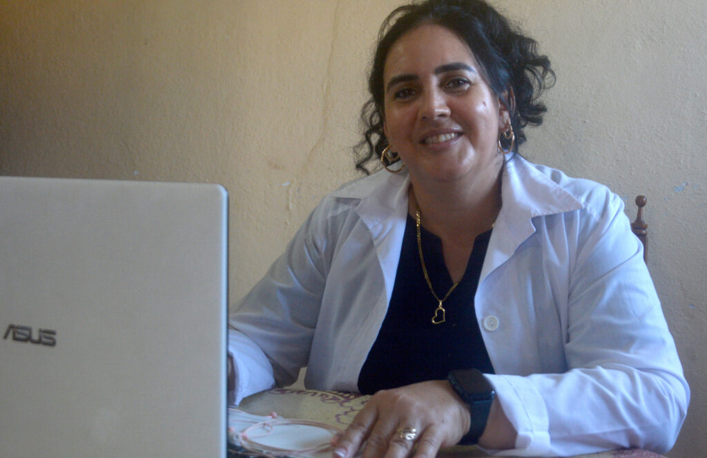 La mujer que cuida de los vivos honrando a los muertos