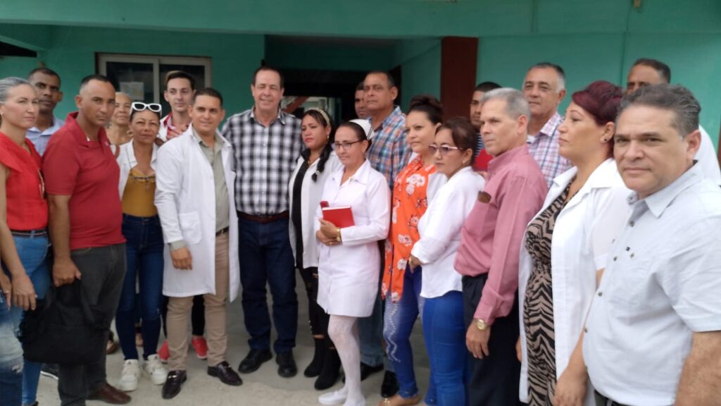 Evalúa Ministro cubano de Salud Pública recuperación de instituciones médicas granmenses tras el huracán Melissa