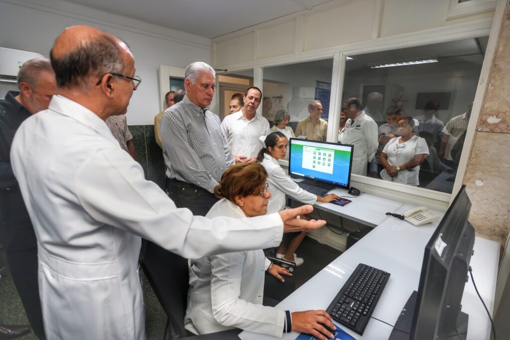 Recorre Presidente cubano Miguel Díaz-Canel Bermúdez instituciones de Salud de la capital