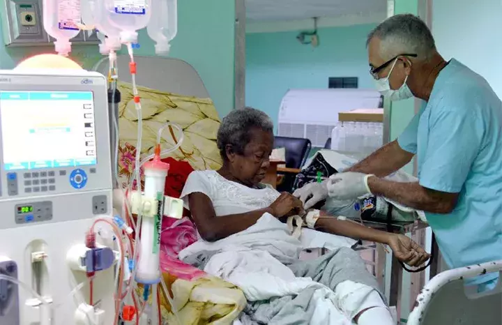 El bloqueo no impide que la salud luche por la vida