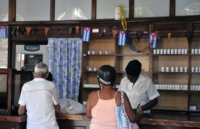 No está previsto arrendar los locales en los cuales funcionan actualmente las farmacias comunitarias estatales para el desarrollo de esta modalidad. Foto: ACN