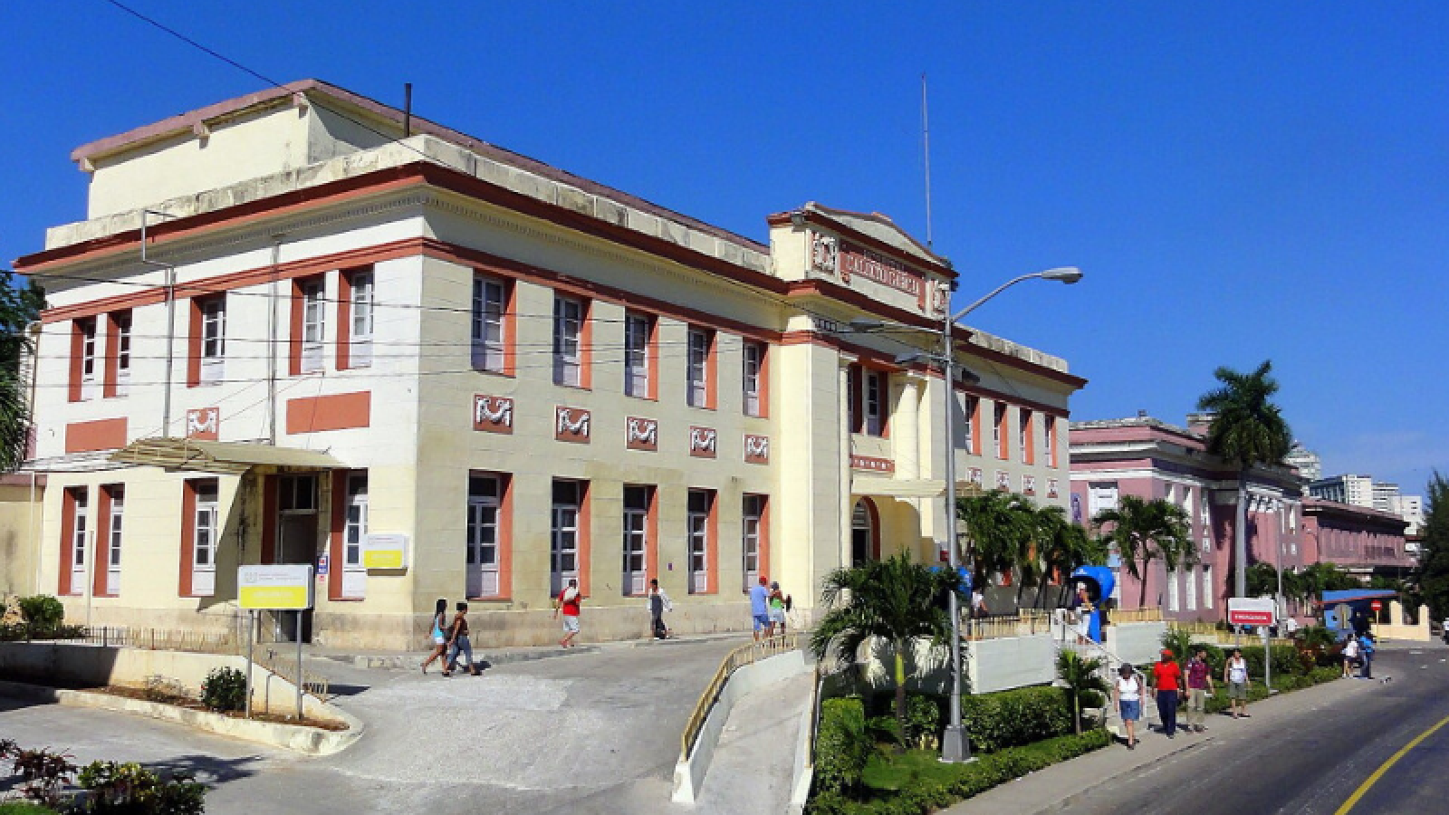 Felicita Ministro de Salud al Hospital “General Calixto García” en su Aniversario 124