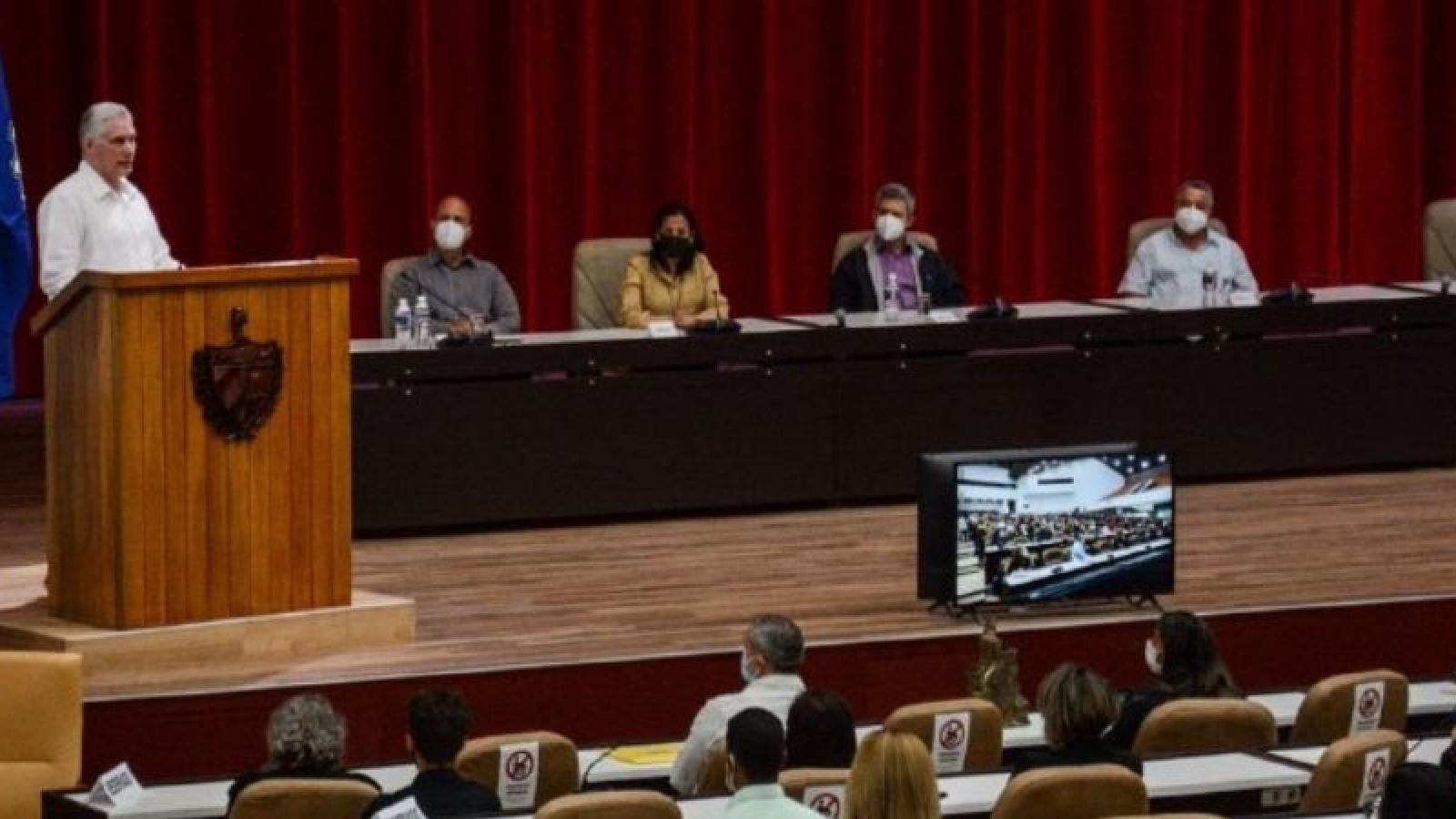 Destaca presidente cubano labor de los trabajadores del CECMED en el enfrentamiento a la COVID-19