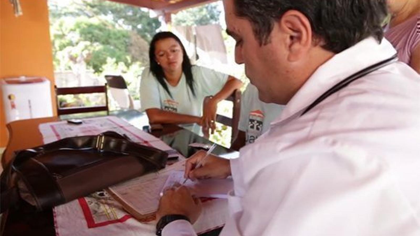 Casi la mitad de los brasileños cree que la salud empeorará sin los médicos cubanos