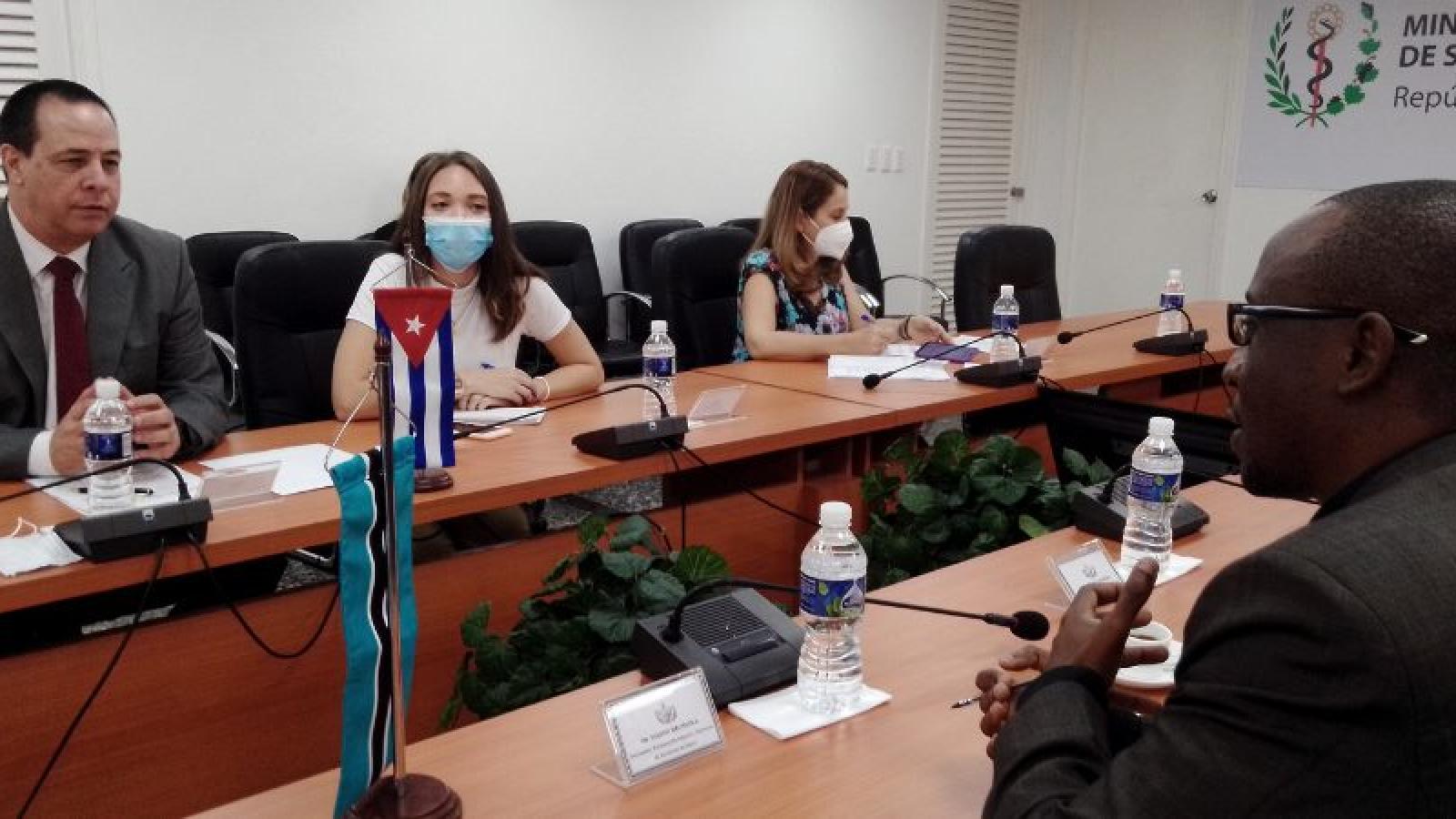 Ministro de Salud intercambia con delegación de la República de Botsuana