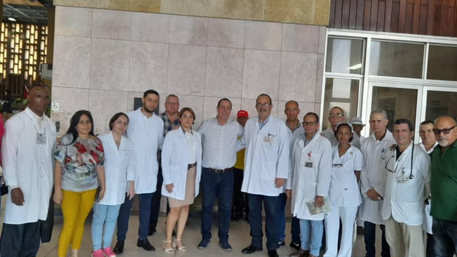 Recorre Ministro cubano de Salud instituciones médicas en La Habana
