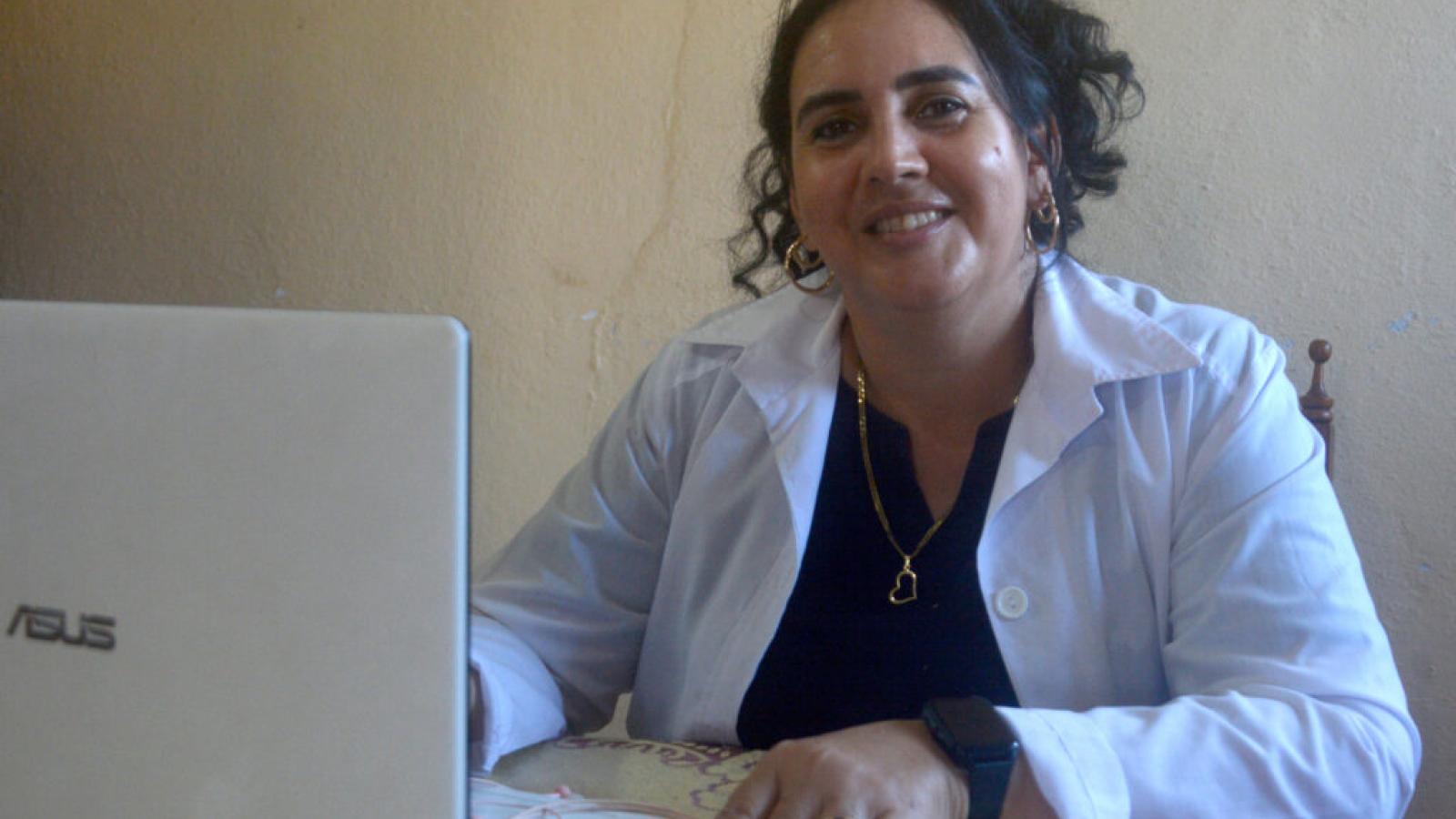 La mujer que cuida de los vivos honrando a los muertos