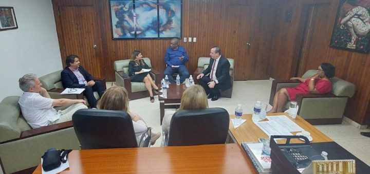 El compromiso de los profesionales médicos y científicos de la Mayor de las Antillas con el estudio y manejo clínico del Dengue y su control, así como con otros arbovirus emergentes en la región y el mundo, en pos de encontrar las respuestas que requieren los disímiles desafíos sanitarios que acechan al planeta, fue ratificado este lunes 19 de agosto por el ministro cubano de Salud, doctor José Angel Portal Miranda. Sus palabras tuvieron lugar durante un diálogo que sostuvo con la doctora María D Van Kerkhove, directora en funciones del Departamento de Prevención y Preparación ante Epidemias y Pandemias de la Organización Mundial de la Salud, a quien ratificó la disposición de la Isla de compartir conocimientos y forjar alianzas, para seguir construyendo consensos y proyectos conjuntos, y ponerlos siempre en función de la vida.