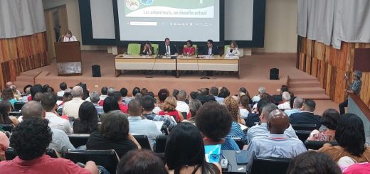 Los debates de científicos cubanos y de otras naciones en el marco de la XVIII Edición del Curso Internacional de Dengue y otros arbovirus emergentes, contribuirán a estrechar los lazos de amistad y cooperación en el campo de la Salud, tan urgentes e imprescindibles en el actual contexto, donde son cada vez más visibles y dolorosas las diferencias entre regiones, países y estratos sociales, aseveró este lunes el ministro cubano de Salud, doctor José Angel Portal Miranda. Al darles la bienvenida a los participantes a la importante cita, los convocó a aprovechar el espacio de intercambio «para ampliar y profundizar un debate internacional que aporte, en primer lugar, a encontrar nuevas y útiles soluciones en pos de mitigar los devastadores efectos de las enfermedades transmisibles y avanzar, teniendo en cuenta el enfoque de Una Salud», en la preparación para enfrentar epidemias y pandemias, en particular aquellas producidas por los arbovirus.