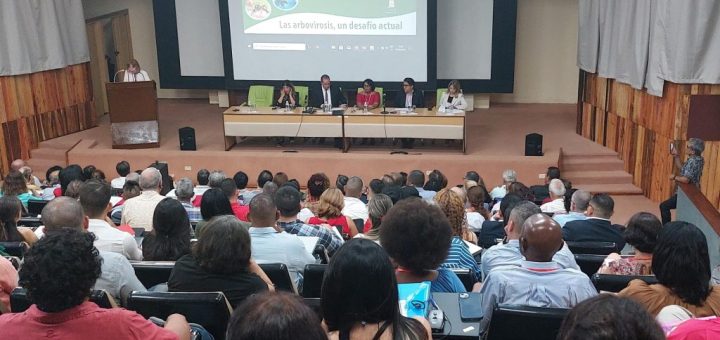 Los debates de científicos cubanos y de otras naciones en el marco de la XVIII Edición del Curso Internacional de Dengue y otros arbovirus emergentes, contribuirán a estrechar los lazos de amistad y cooperación en el campo de la Salud, tan urgentes e imprescindibles en el actual contexto, donde son cada vez más visibles y dolorosas las diferencias entre regiones, países y estratos sociales, aseveró este lunes el ministro cubano de Salud, doctor José Angel Portal Miranda. Al darles la bienvenida a los participantes a la importante cita, los convocó a aprovechar el espacio de intercambio «para ampliar y profundizar un debate internacional que aporte, en primer lugar, a encontrar nuevas y útiles soluciones en pos de mitigar los devastadores efectos de las enfermedades transmisibles y avanzar, teniendo en cuenta el enfoque de Una Salud», en la preparación para enfrentar epidemias y pandemias, en particular aquellas producidas por los arbovirus.